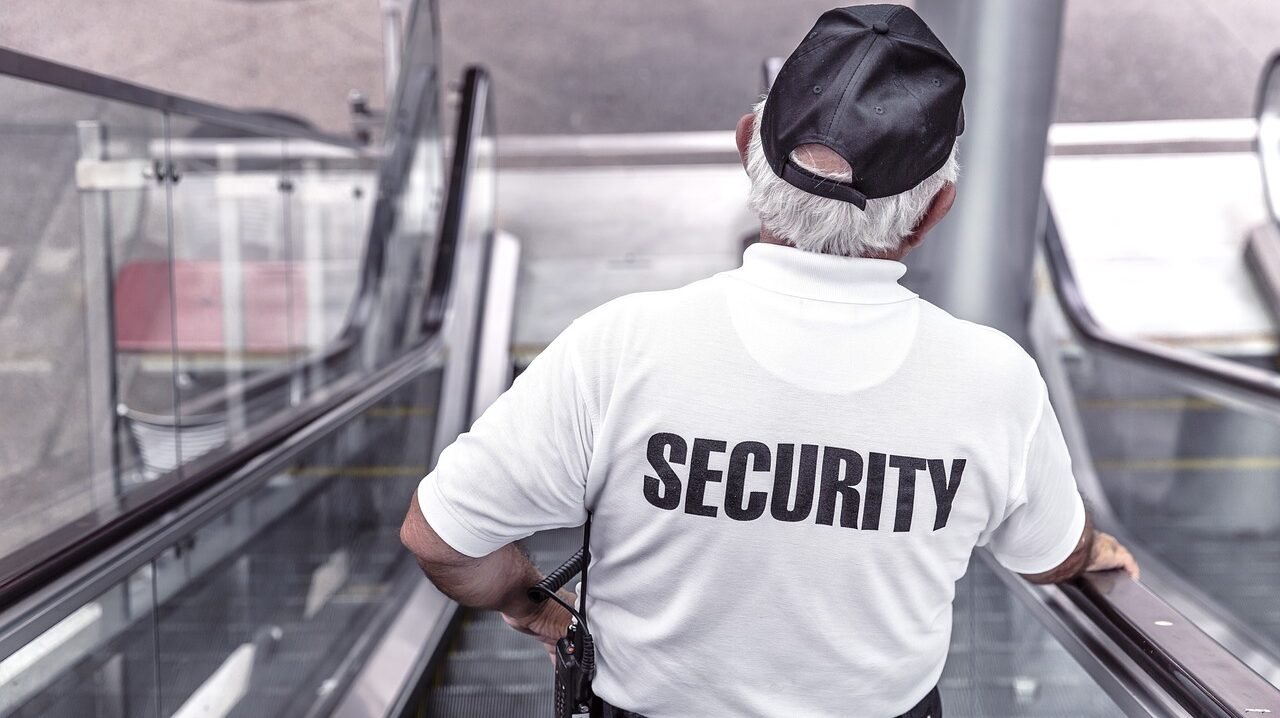 security, man, escalator-869216.jpg